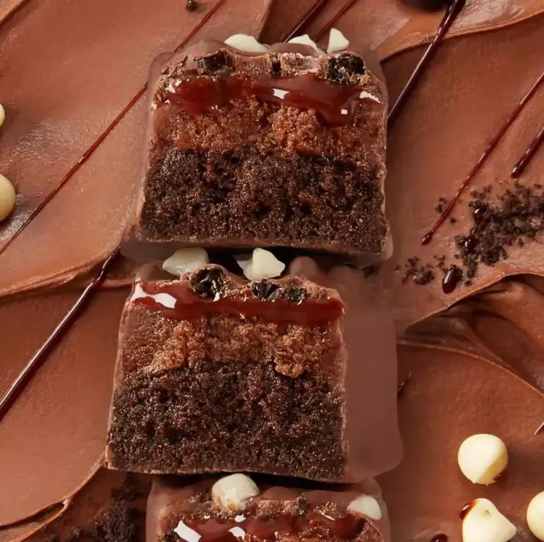 MyProtein 6 Layer Triple Chocolate Fudge - sześciowarstwowy baton białkowy o smaku czekoladowego brownie z krówkami