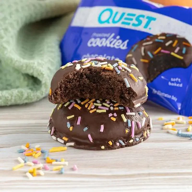 Quest Frosted Cookies, Chocolate Cake - miękkie keto ciastka w polewie, BOX 8 SZT