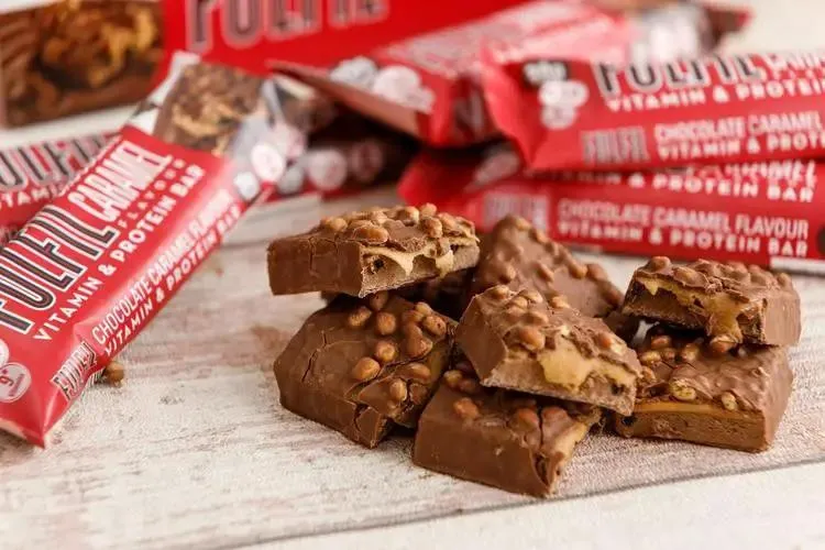 Fulfil Chocolate & Caramel baton proteinowy z witaminami