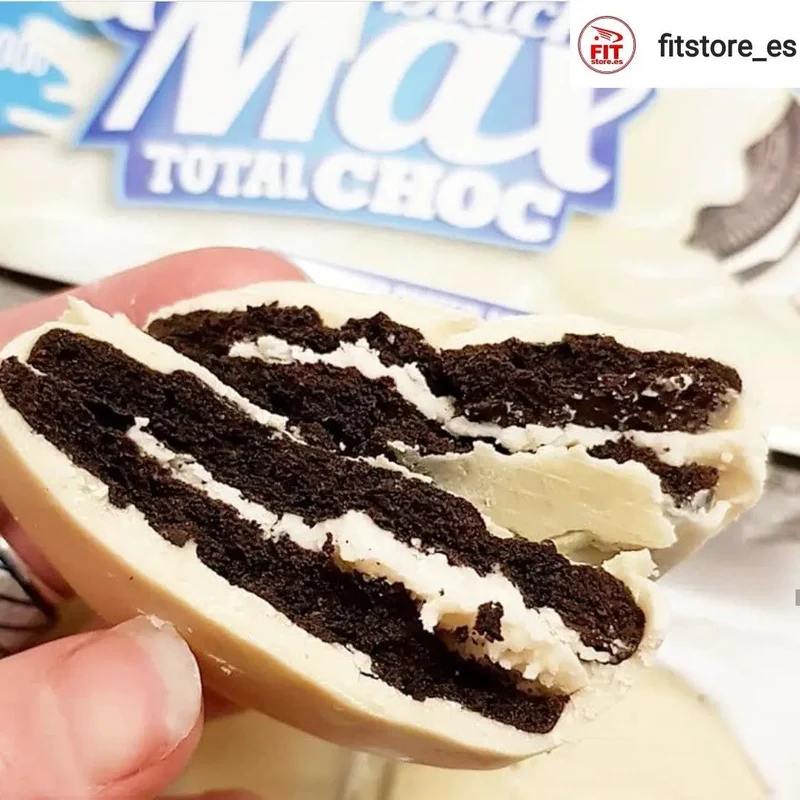 MAX Protein Black Max Cookies Total White Choc - proteinowe ciastka z mlecznym kremem w polewie czekoladowej, bez cukru
