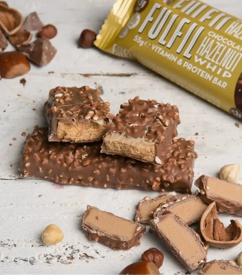 Fulfil Chocolate Hazelnut Whip - baton białkowy z witaminami, Mleczna Czekolada & Pralinki
